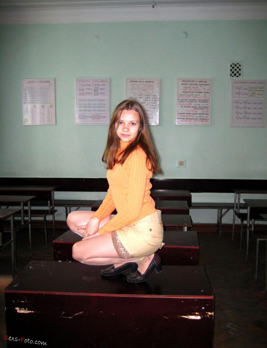 Нежная 18-ти летняя русская девушка эротично раздевается